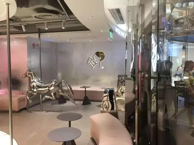 我们走访了最火的9家奶茶店,记者走访测评全市多家品牌奶茶店