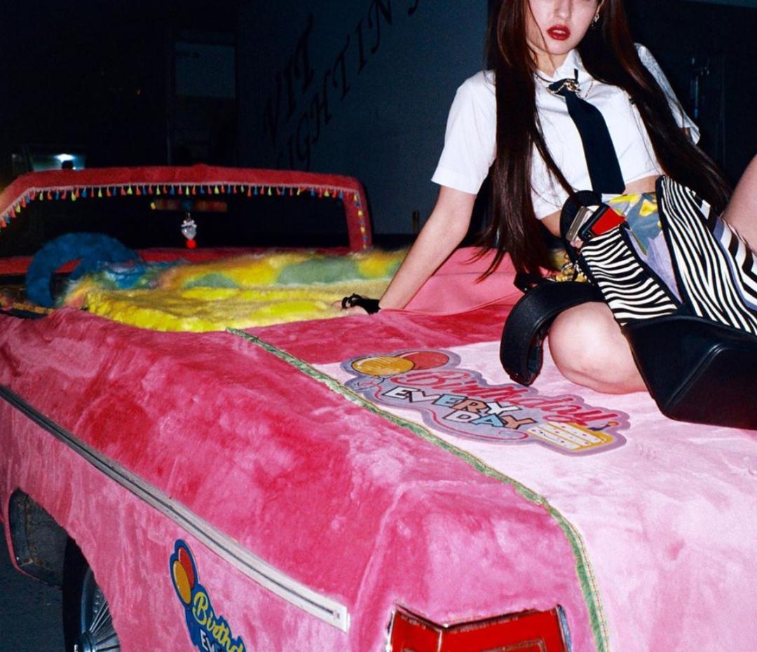 Lisa密友开豪车引争议！又纯又欲的“国民女友”有什么好酸的？