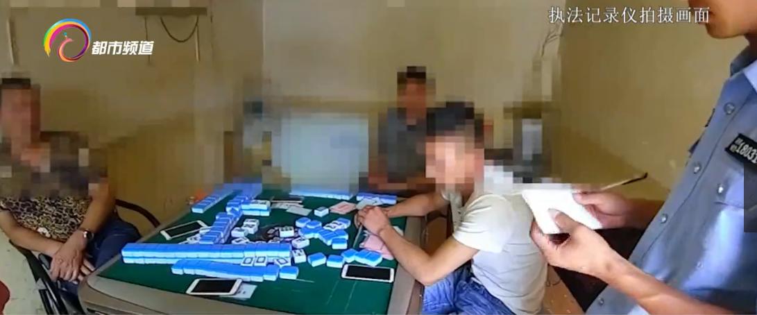 二十四个人分六桌在打麻将，用红黄蓝三种颜色的卡片代替现金赌博