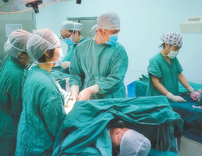 顺产后医生给掏出血怎么回事,顺产后被切掉子宫