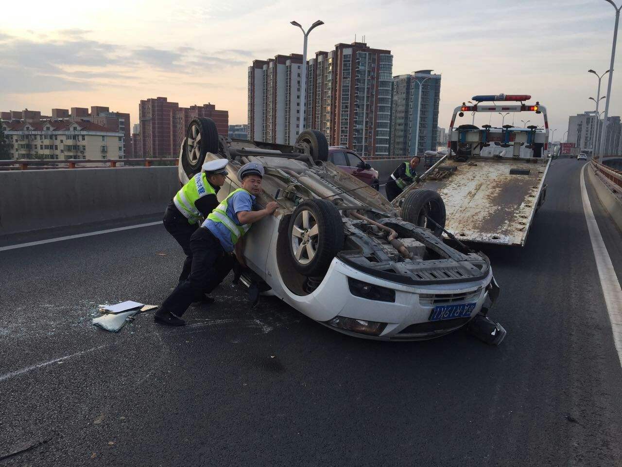 汽车侧翻事故如何处理好,当车发生剐蹭时该怎么办