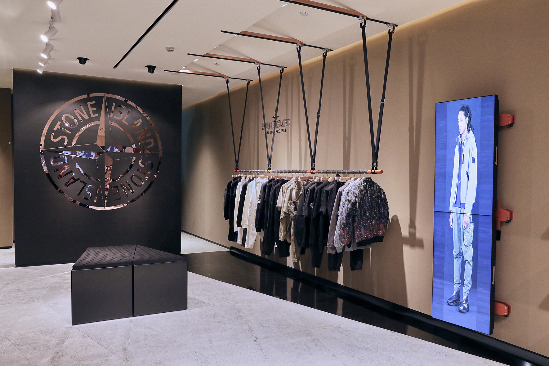 上岛了！STONEISLAND杭州大厦精品店全新升级亮相