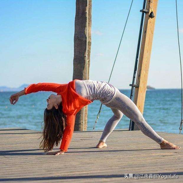 衰老？当然怕喽。练习这四个瑜伽体式，胸部下垂的烦恼不再有