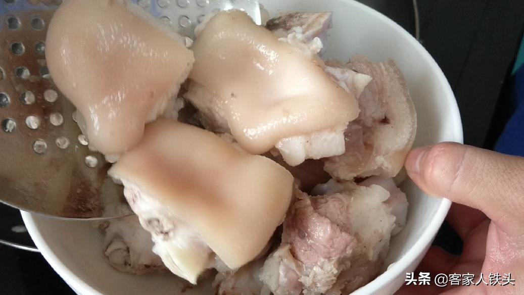 色香味俱全的花生猪脚炖好了,猪脚最好吃的做法要什么调料