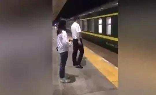 高一考生因数学考不好哭了,一高考考生出考场大哭