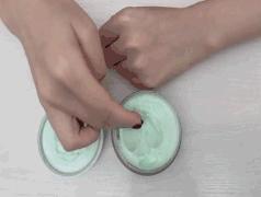 手脚干裂皮肤又厚又痒怎么办,冬天手脚干裂起皮怎么治疗