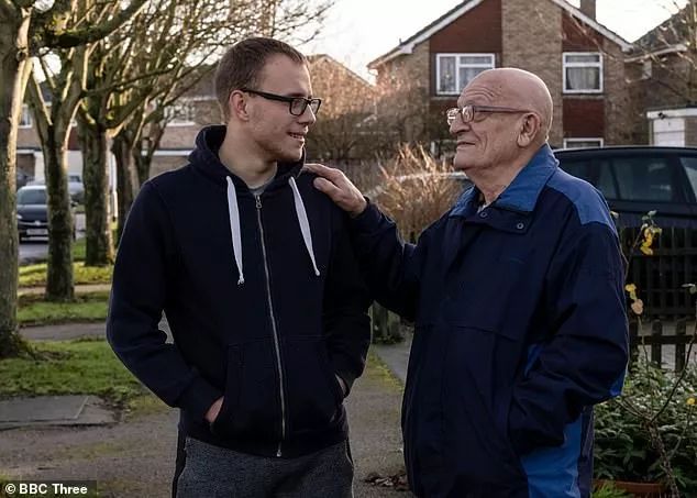 22岁女孩遭教练虐待,足球队员被教练虐待