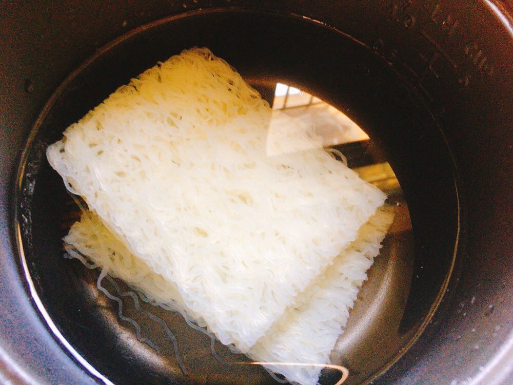 炒大锅米粉怎么炒不会粘在一起,广东米粉泡到什么程度才可以炒