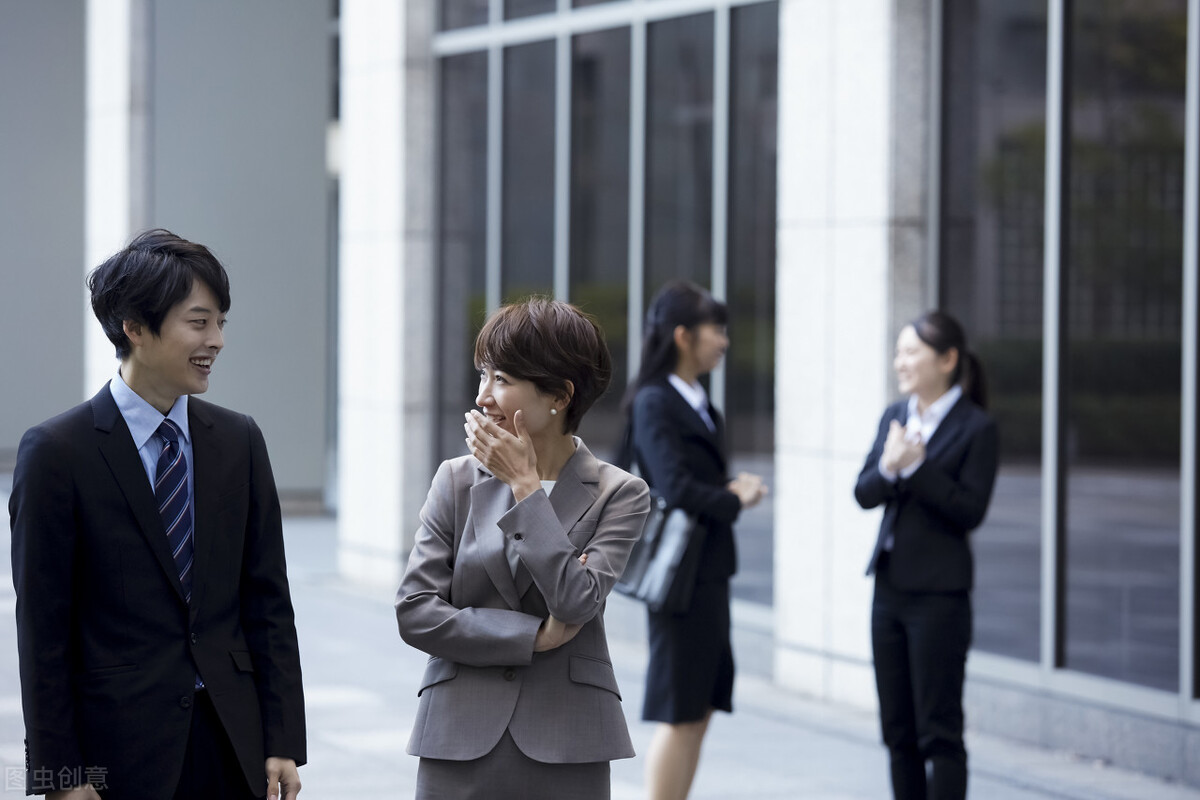 没眼色的人,没眼色的人是脑子笨吗