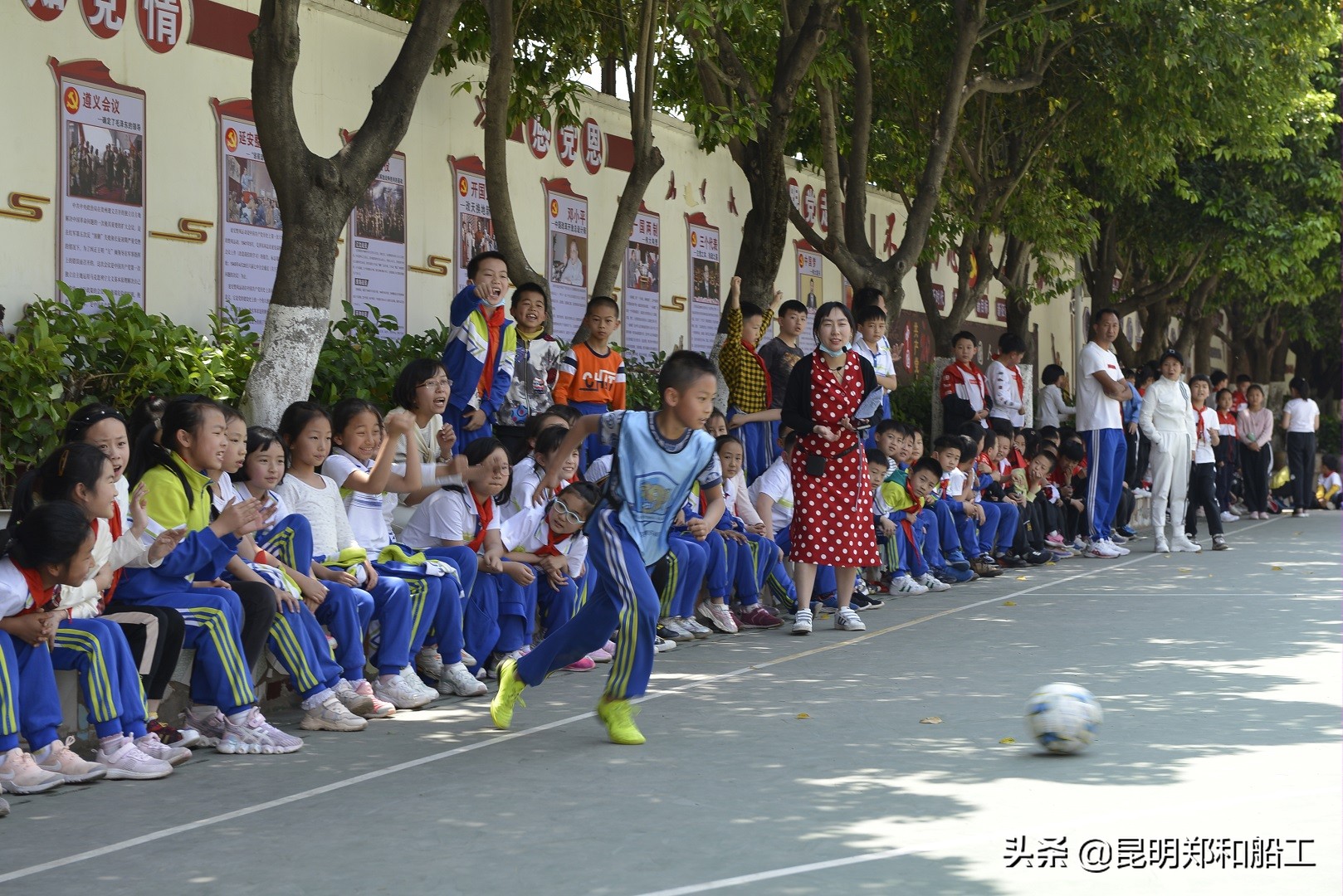 有限的场地无限的足球--新迎二小首届昆陆敦搏杯班级足球联赛开幕