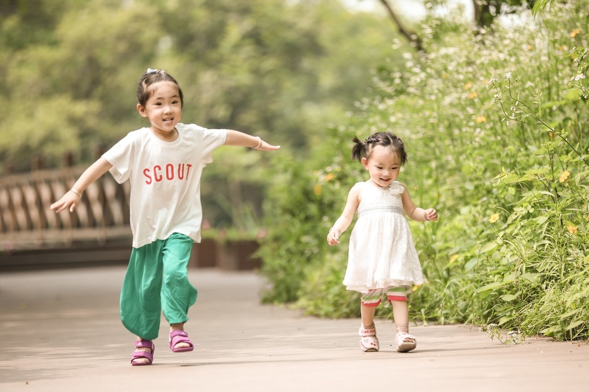 孩子总是偷涂口红怎么办,女儿偷抹妈妈口红怎么引导