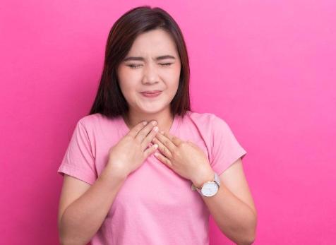 食物卡喉咙救援视频教程,食物卡喉如何自救医生来支招