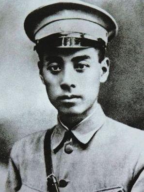 周总理最后2年，体重61斤平均40天一场手术，临终前苦等发妻