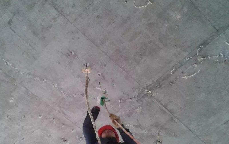 卫生间往楼下渗水楼下两层都漏水,六楼厕所漏水怎么往楼下卧室漏