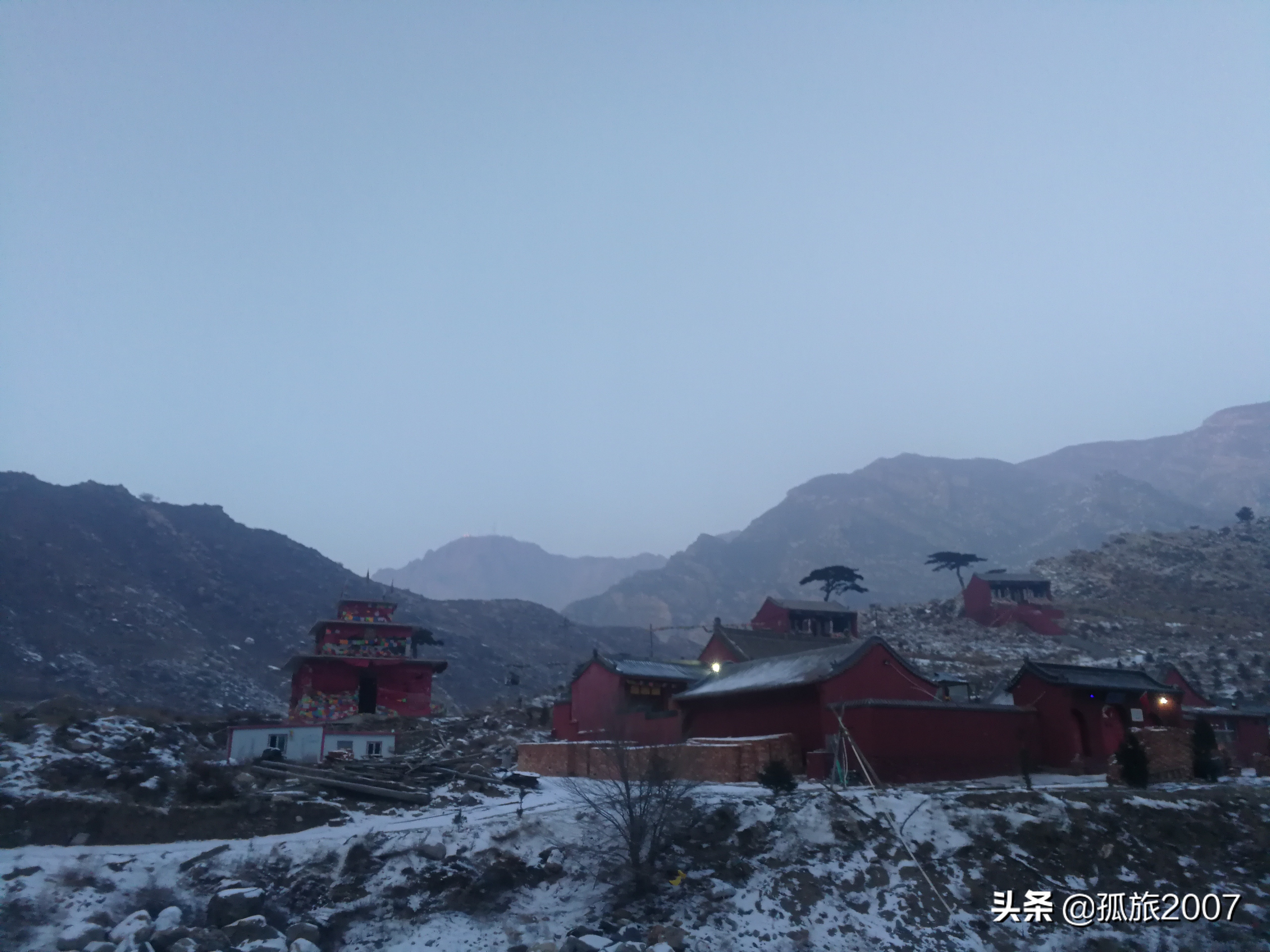 哈拉沁老爷庙迎客松多少年了,哈拉沁古庙