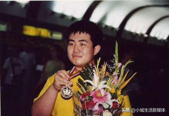 他是IMO连续两年满分金牌得主，后被保送北大，如今怎么样了？