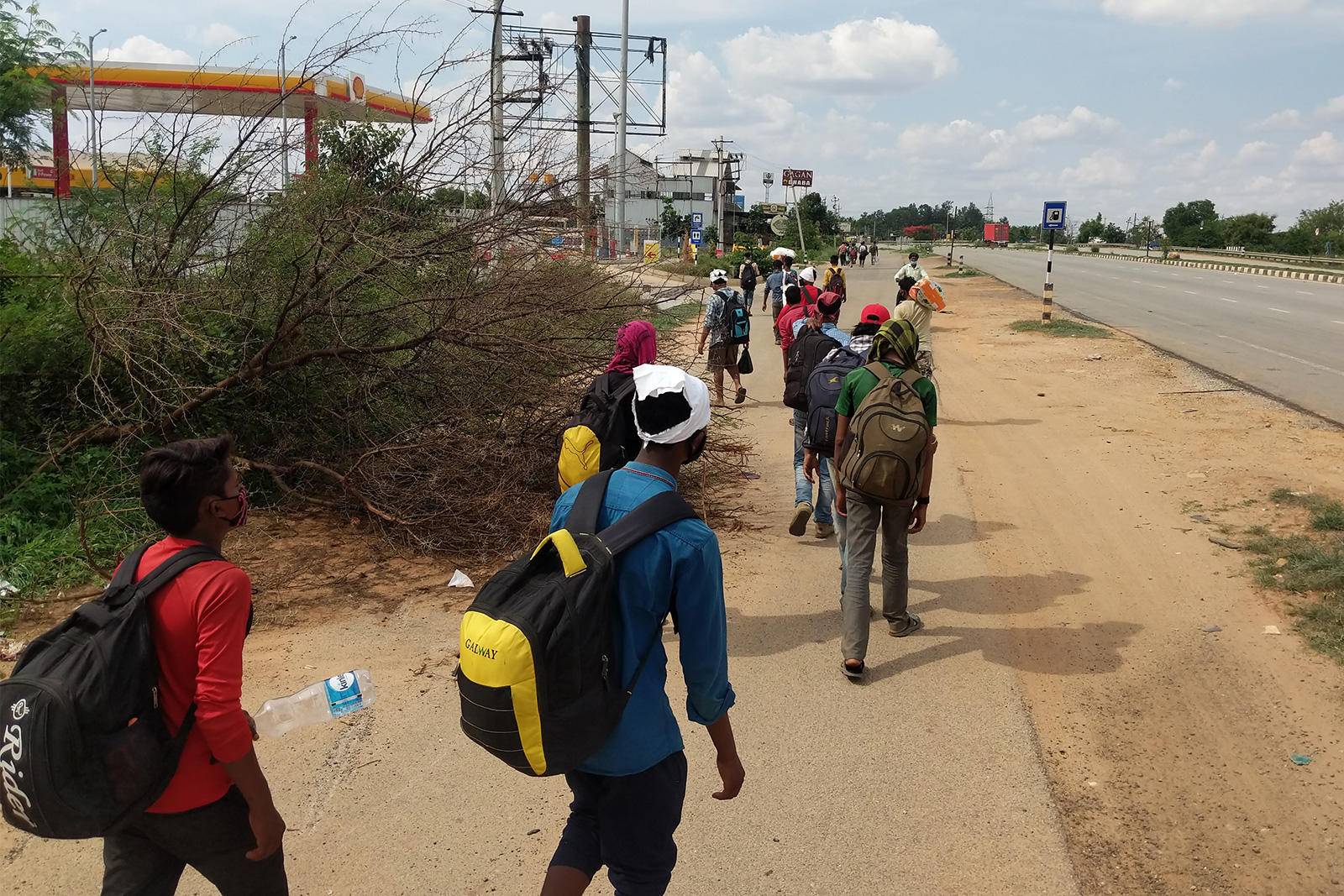 回一趟家要暴走2000公里。这群人的脚下,每寸土地都是辛酸