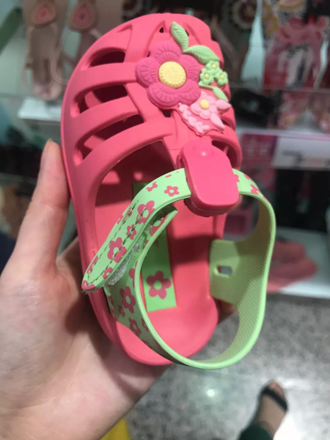 高颜值凉鞋小孩,什么材质的凉鞋鞋底最软