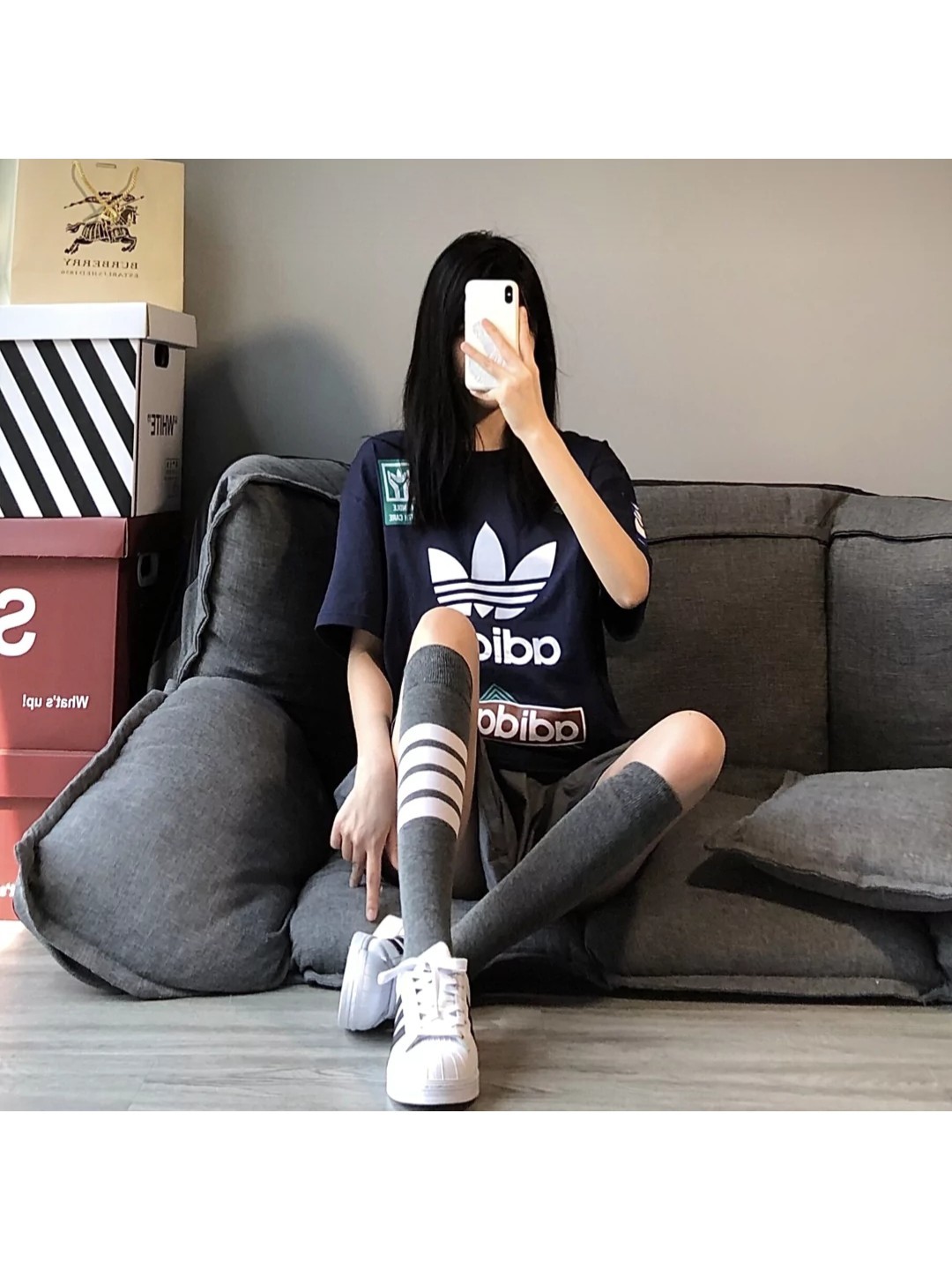 阿迪短袖加牛仔裤穿搭,阿迪短袖配百褶裙