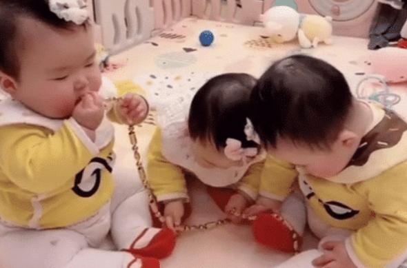 “大金链子爷爷”被三胞胎“抢劫”火了，一不小心生了三个小财迷