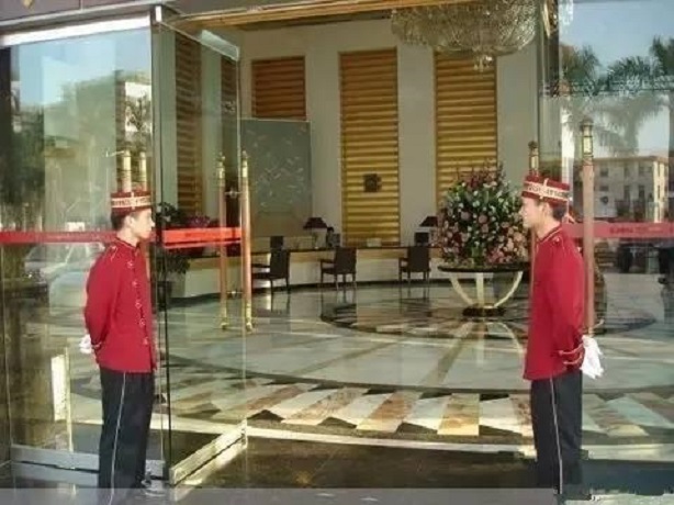 逆袭成功！他拉35年的大门，退休时公司送了他份意想不到的贺礼