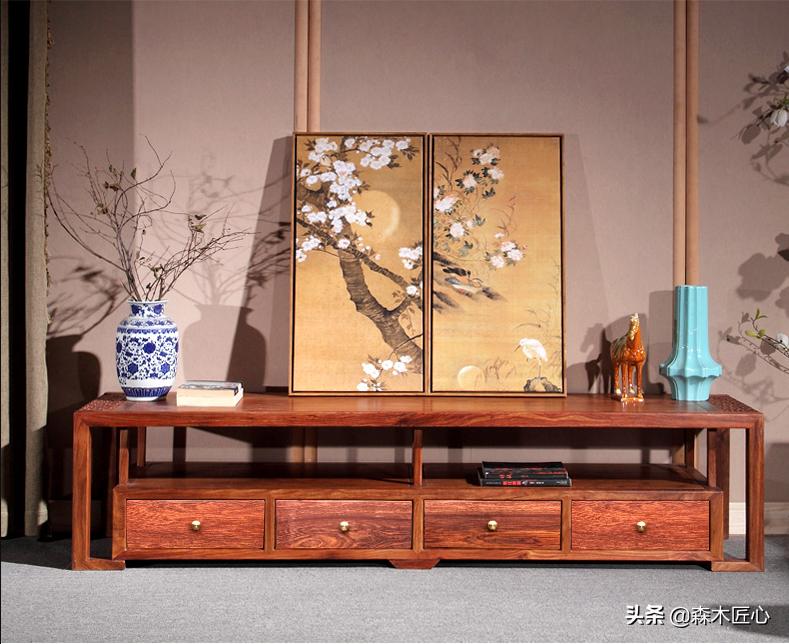 轻奢红木电视柜实力提升客厅档次,红木电视柜镂空层放什么好看