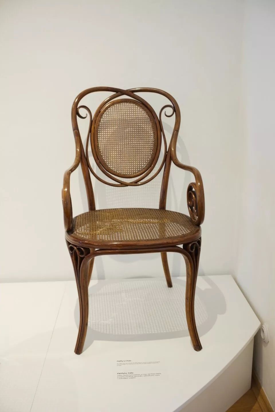 探访TON工厂看经典椅子背后的故事|疯狂24h我们去捷克干了啥？