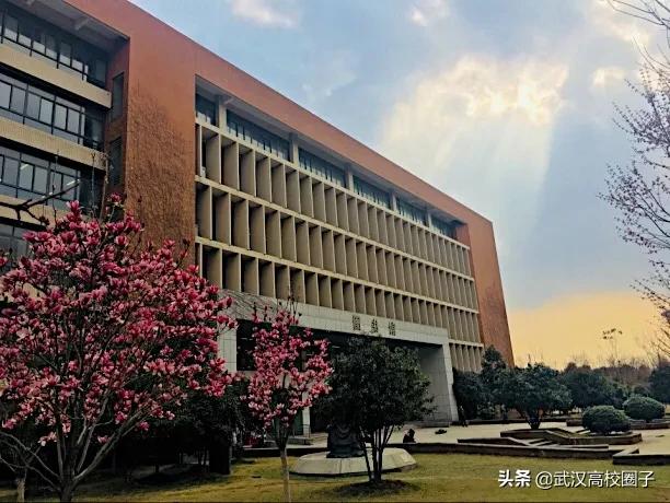 全武汉只有这所大学校门上跑火车，以前嫌弃现在却又舍不得