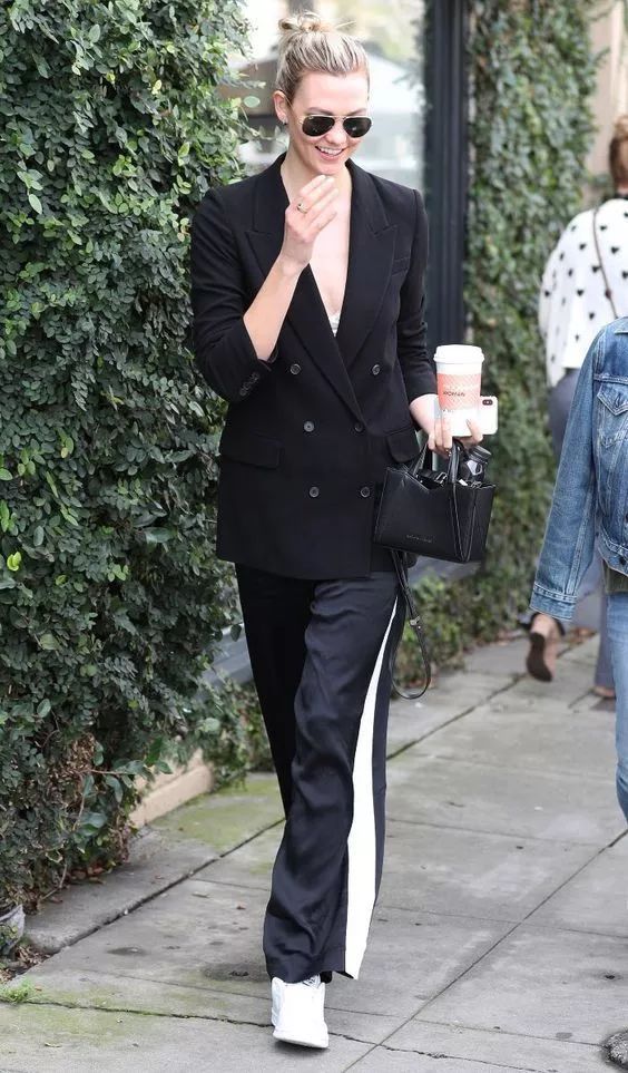 人生处处是陷阱万分小心,人生处处有坑我们要擦亮双眼