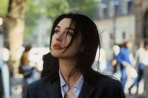 意大利女神莫妮卡·贝鲁奇的魔鬼身材天使脸庞！