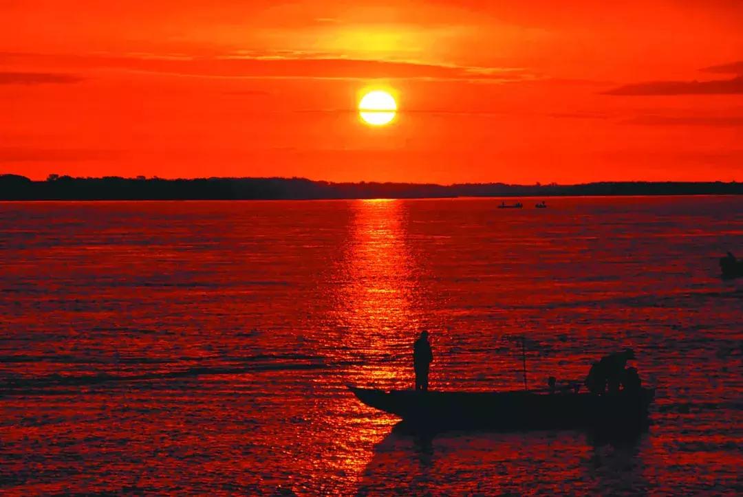 乌苏镇东方第一哨所哨兵,黑龙江边境边防战士冬天站岗