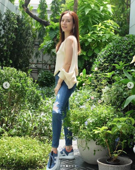 泰国华裔富婆惊艳亮相足球场!无袖衬衫秀性感,运动员害羞地低头