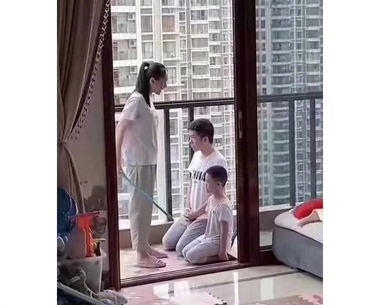 易中天武汉调侃女主持人完整版,易中天武汉演讲完整版