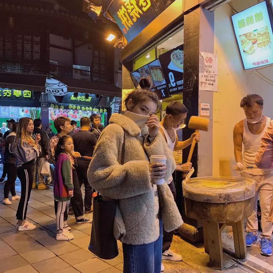 搭配哈伦裤的羽绒服推荐,白色灯芯绒哈伦裤搭羽绒服