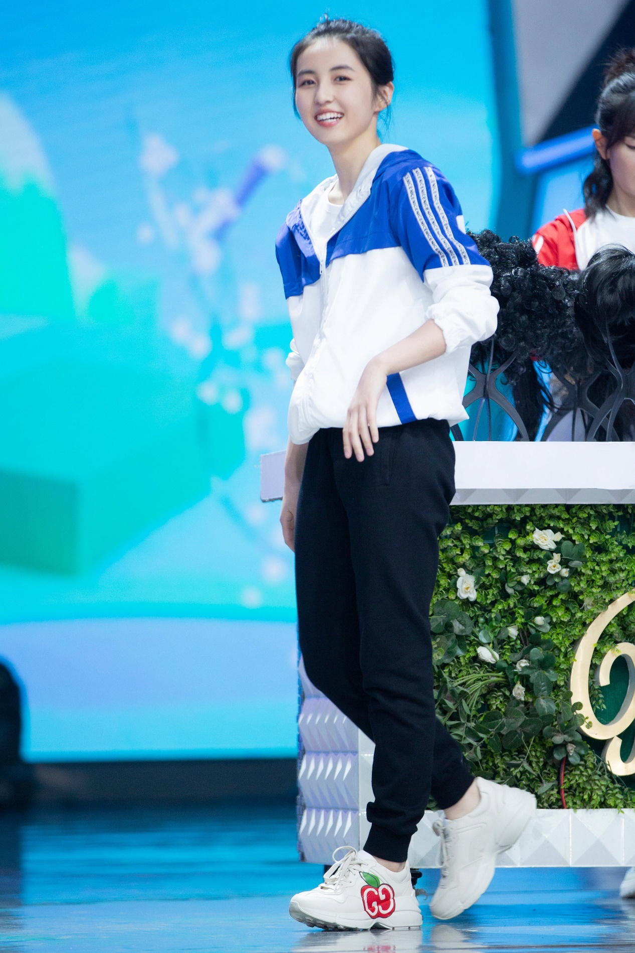 张子枫背大牌包包现身机场,张子枫穿西装现身机场