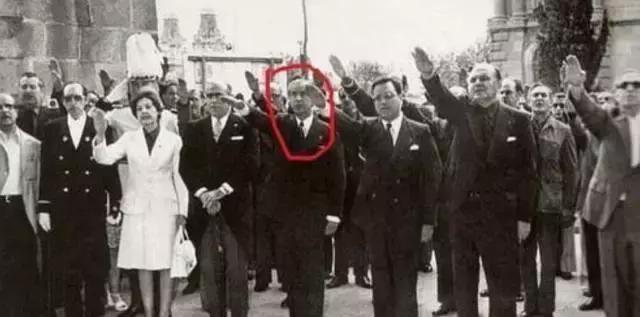 霍金站起来的照片,霍金站着