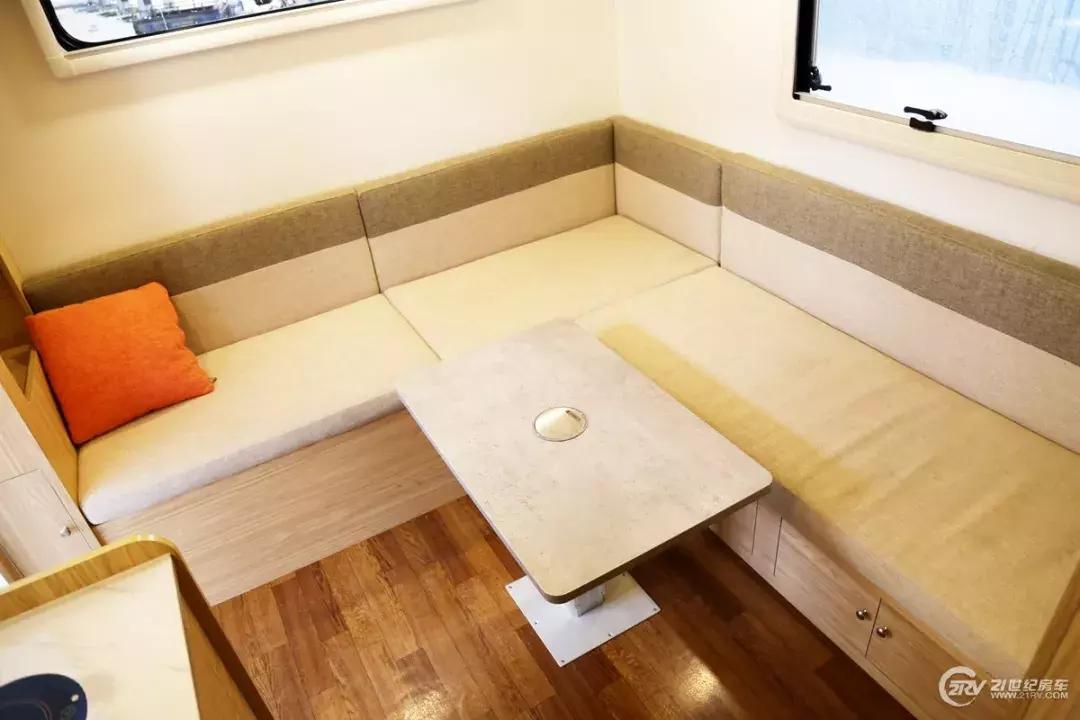 经济实用型7座4驱房车价位,b型房车u型会客区