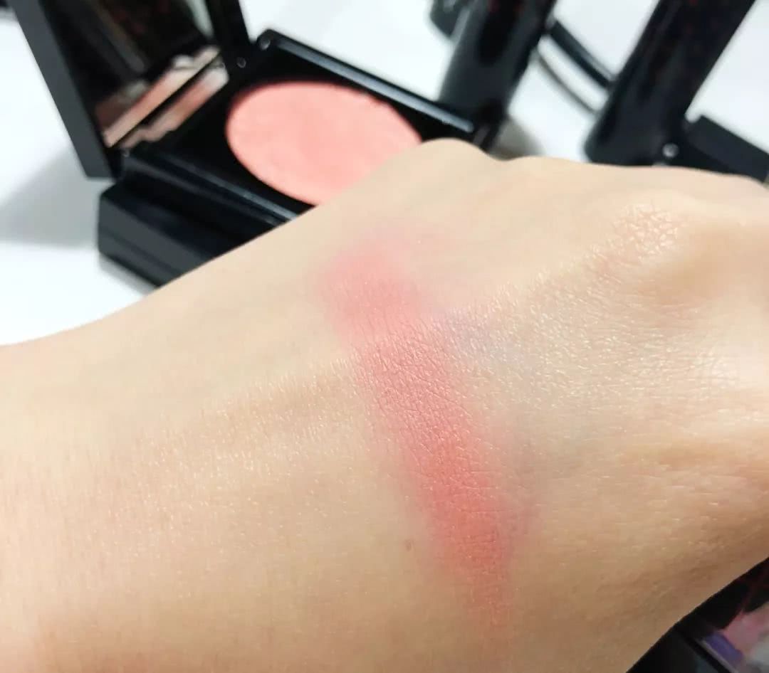 艾诗缇新品闪亮登场拥抱肌肤之美,艾诗缇高光