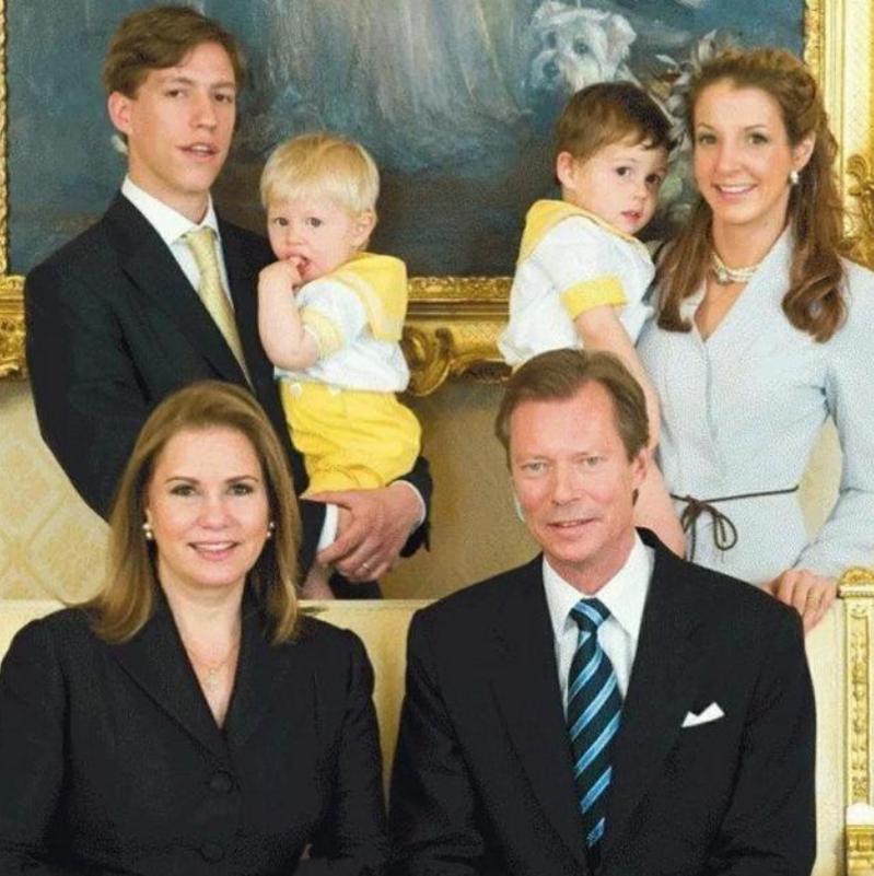 瓦匠女儿21岁成王妃，王子为她放弃王位，大婚10年输给白富美律师