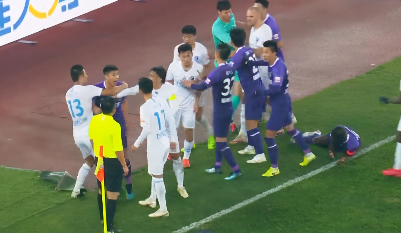 卧草拖延时间！泰达大连人爆发大冲突，三人被红牌罚下