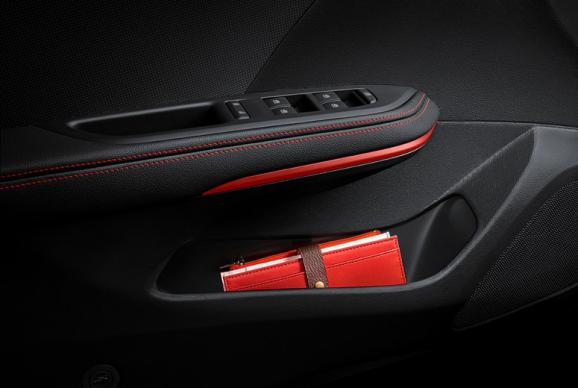 科鲁泽与卡罗拉的路线之争:追啊追啊,是谁的骄傲放纵