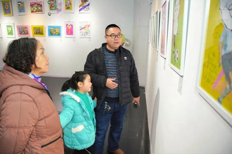 中超武汉球迷文化节“小小画家”童心绘出绿茵梦