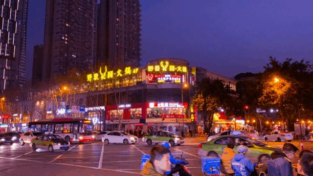 被关在花园“笼子”里吃火锅,这家春熙路的网红店,板眼儿真多!