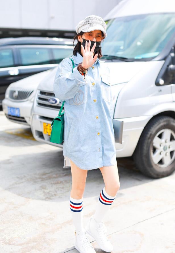 41岁黄圣依穿粉衣年轻貌美,黄圣依当妈