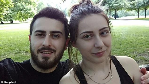 梅根福克斯素颜雀斑,英国女子患罕见疾病毁容