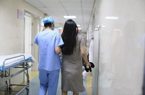 “这孕妇不是一般人”，宫开到二指，在待产室跳舞催生