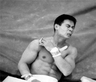 李宁跌落神坛,李宁跌落神坛视频