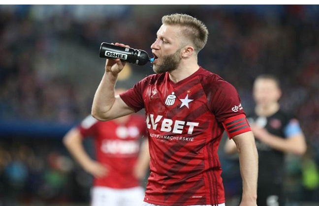 足球运动员喝水吐出来,为什么足球运动员喝了水要吐