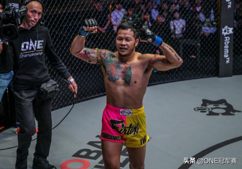 雅桑克莱和王者对决,雅桑克莱降重羽量级