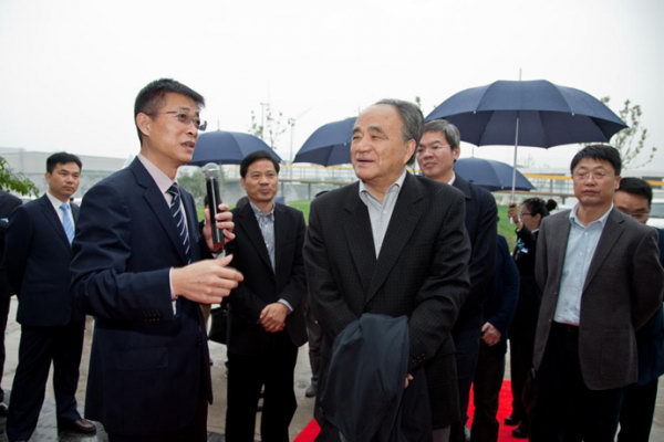 拿8000元创业，如今年销售超过千亿，被称为“中国电池大王”